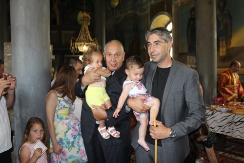 Кръстиха 14 деца от социално-слаби семейства в Бреница