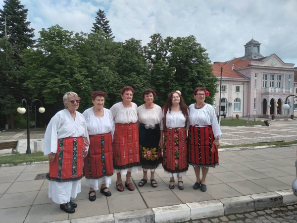 Два медала на група