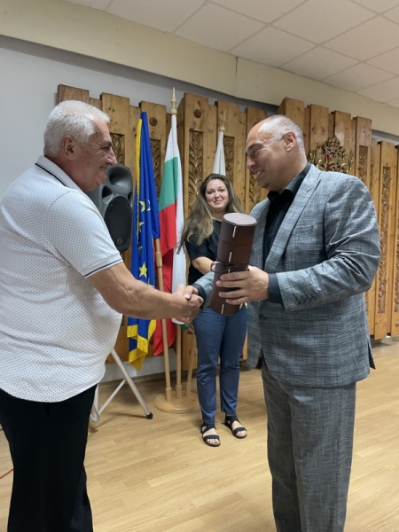 Боян Илиев получи отличие за 45 години начело на криводолското читалище