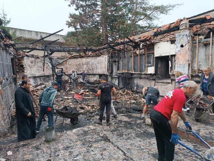 Кмет и доброволци инициират разчистването и възстановяването на изгорял храм