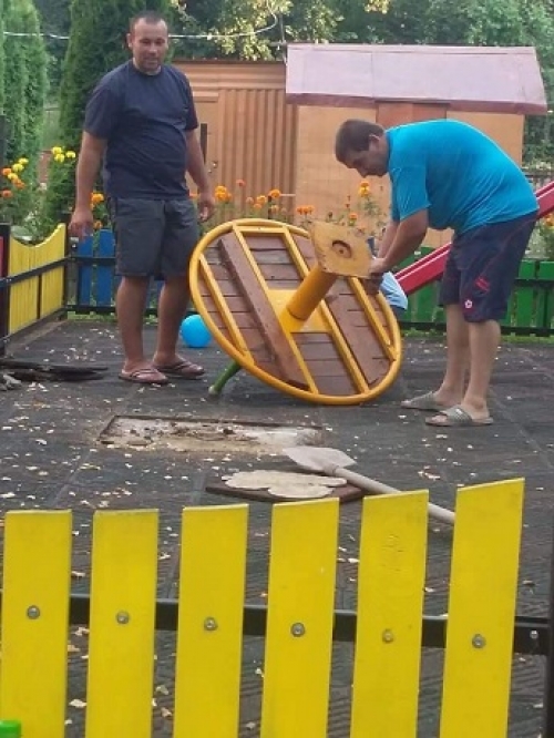 Родители сами ремонтираха детска площадка
