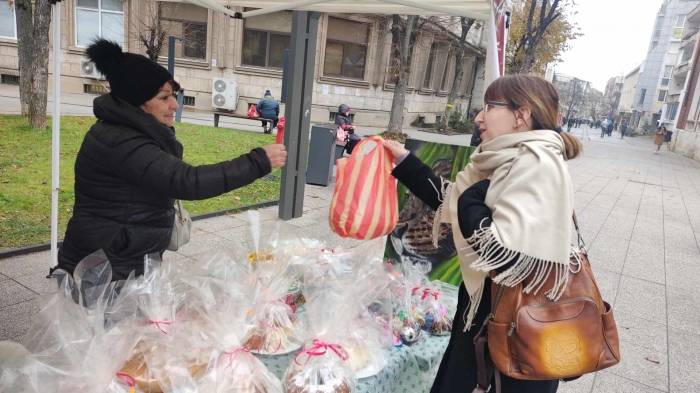 Питки, кексове и сувенири предлагат на благотворителен базар