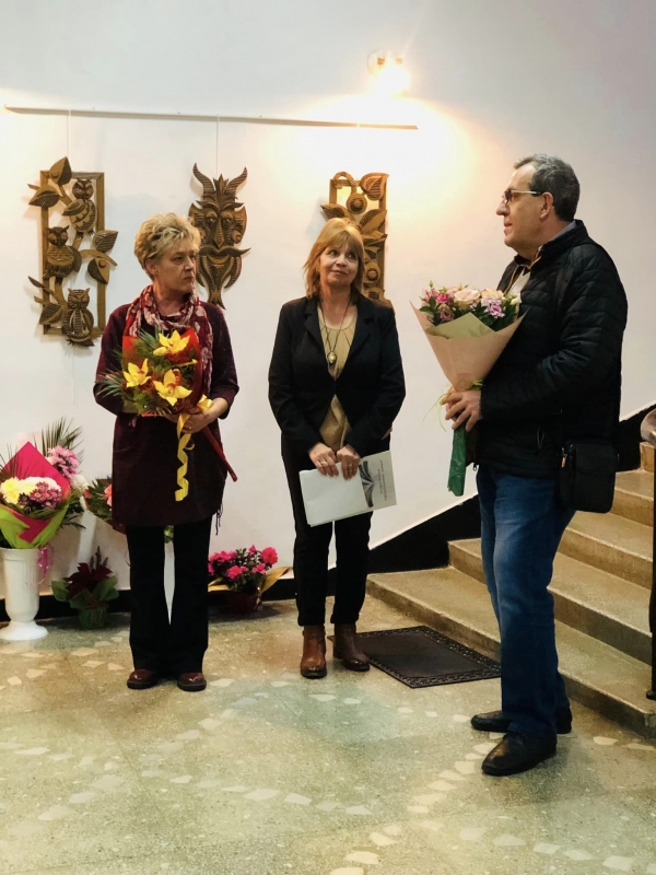 Сияна Миланова представя приложно изкуство в монтанската библиотека