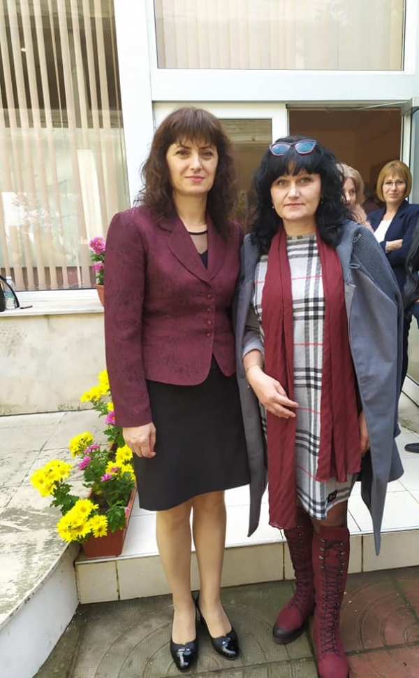 Румяна Декова (вляво) поема парламента за втори път. 
