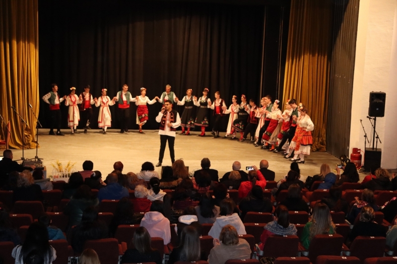 С концерт и базар подкрепиха лечението на учител