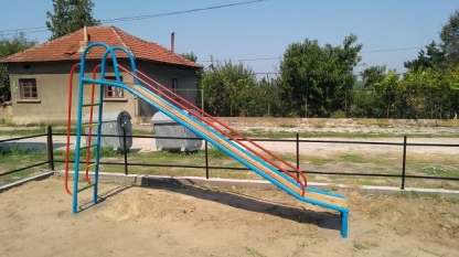 Обновяват се площадки в Остров