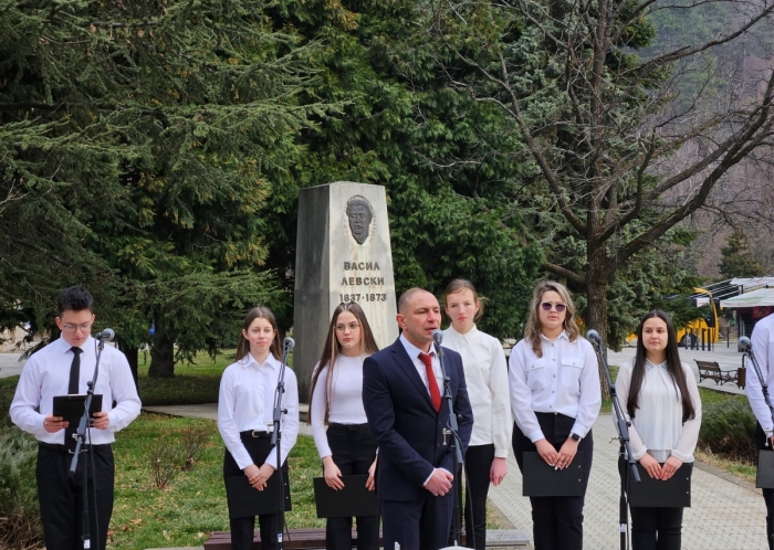 Кмет, депутат и граждани сведоха глави пред Апостола