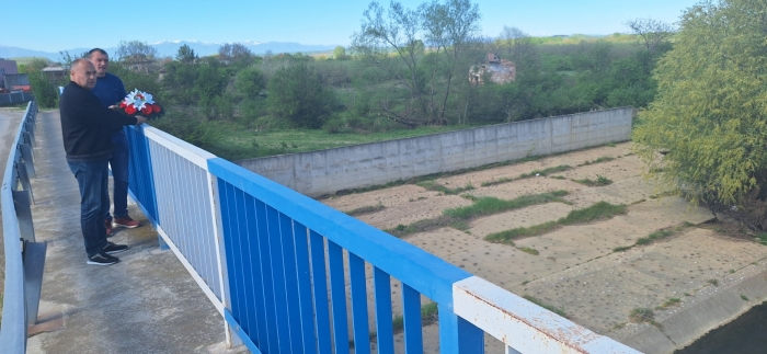 В Криводол хвърлиха венец в памет на ромите