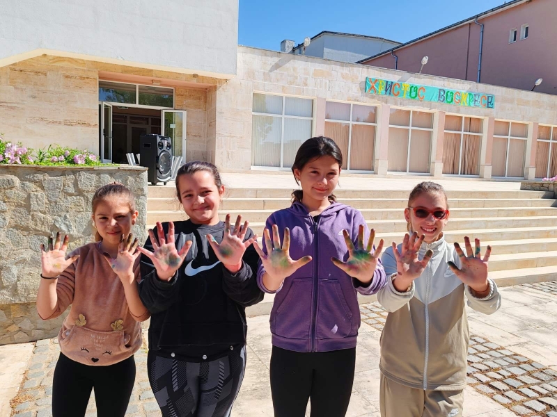 Кмет, малчугани и великденски заек боядисваха яйца в Мизия