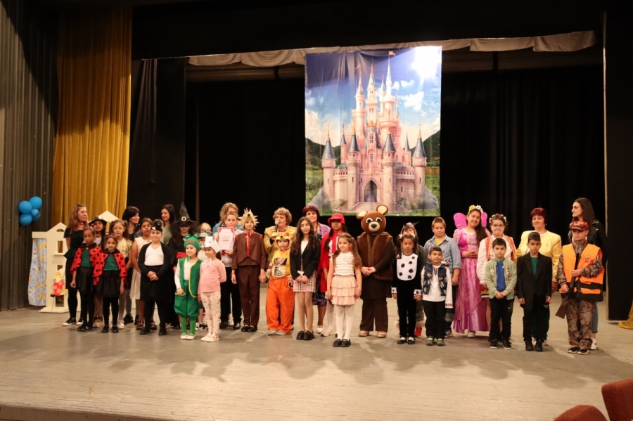 Фестивал на детския театър зарадва малки и големи в Бяла Слатина