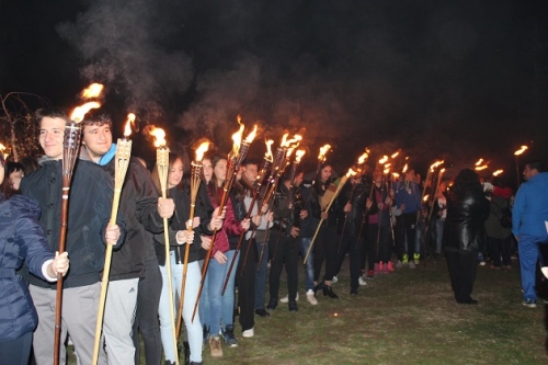Ученици излизат на факелно шествие за будителите