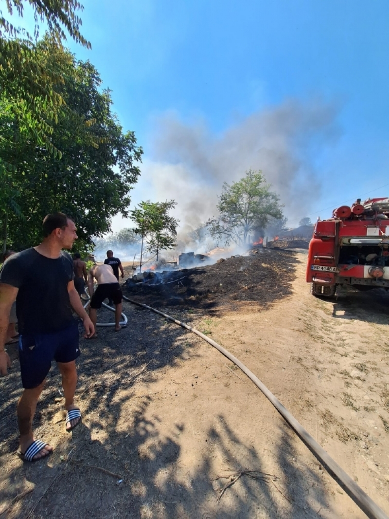 Пожар стигна до къщите в Софрониево