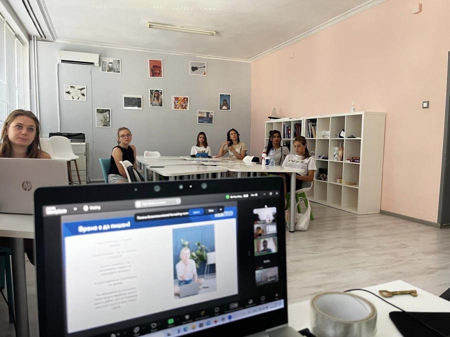 Учиха младежи как да станат книжни инфлуенсъри