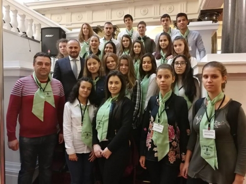 Ученици от Мездра посетиха парламента