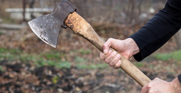 Четирима нахлули с брадва, ножове и дървени колове в дом във Врачанско