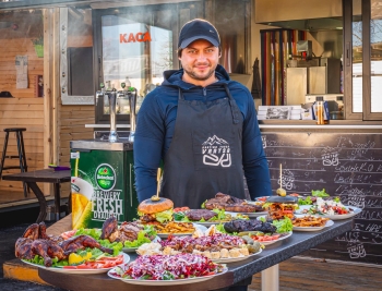 Невиждано за Враца! Веселин Крумов изкушава с елха от мезета, тон баклава и греяно вино