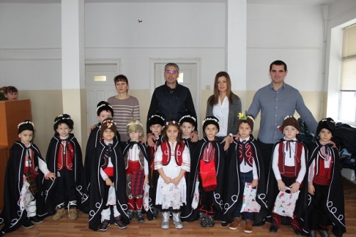 Коледари посетиха Община Кнежа