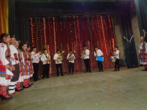 Валери Симеонов с дарение за изработката на фолклорни ризи в Бутан