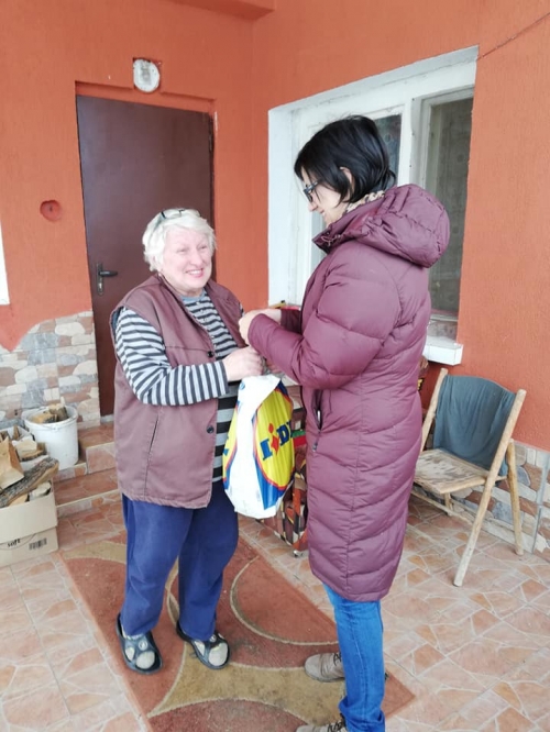 Община подари Коледа на десетки възрастни