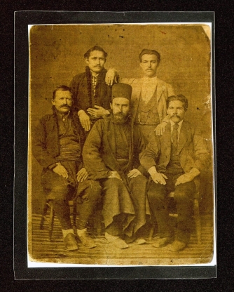 Архивната снимка на поп.