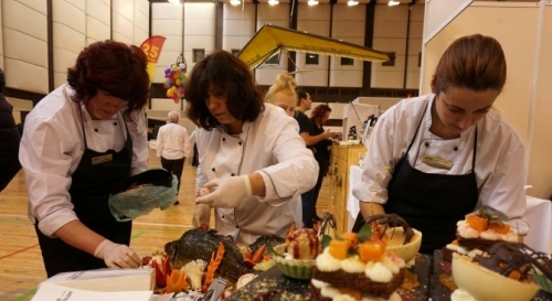 Правят рибен базар и раздават курбан-чорба в Мездра