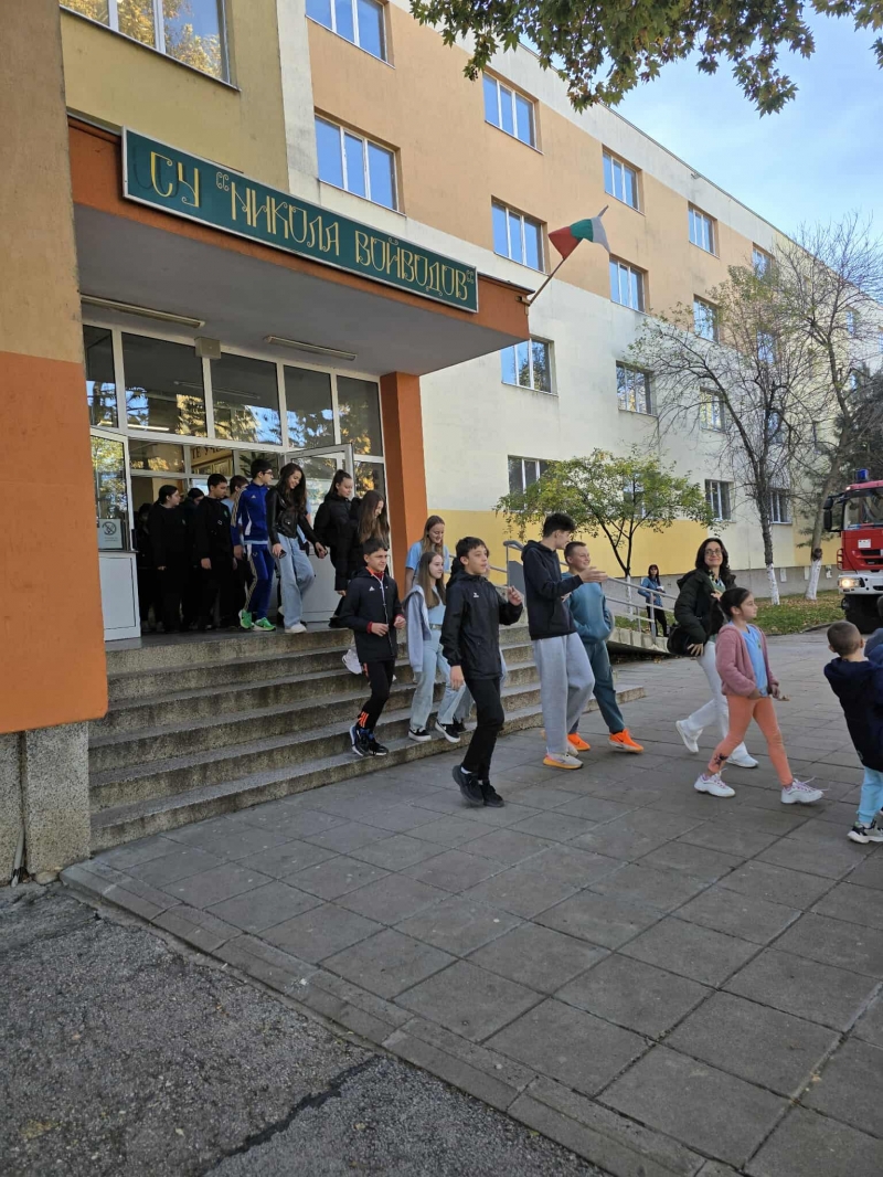 Ученици показаха бърза реакция при учебна евакуация