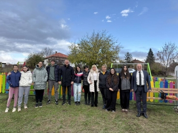Децата на Жеглица вече имат нова детска площадка