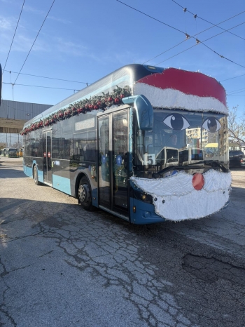Тролеи в коледна премяна радват врачани