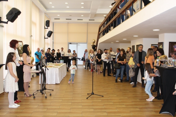 Депутат и кмет закупиха картини в подкрепа на местен храм