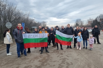 Близки на загиналия Любо блокираха Е-79 при Монтана с искане за ремонти