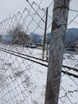 Врачанин сряза новата ограда край жп линията, за да минава напряко