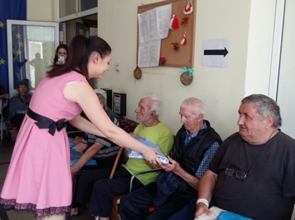 Чужди студенти с дарение на дом за възрастни хора