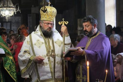 Децата покръсти лично митрополит Григорий.