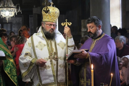 Децата покръсти лично митрополит Григорий.