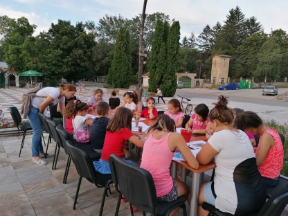 Малките зрители участват в арт работилница преди прожекциите.