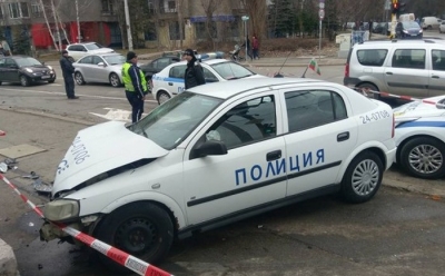 Полицаи катастрофираха в центъра на Враца