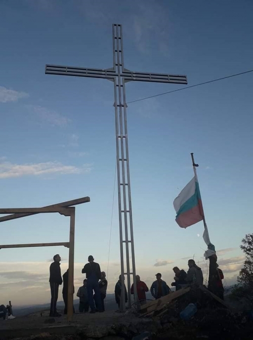 Типченица с 12-метров светещ кръст 