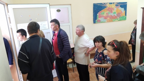 Опашки се извиха пред избирателни секции във Враца