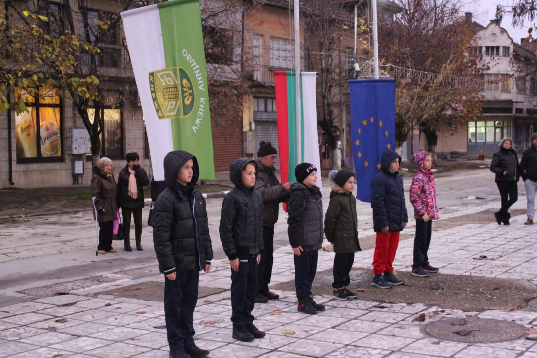 Издигане знамената на България, Кнежа и ЕС