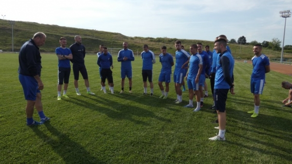 Ковид 19 тръшна 12 футболисти, отложиха три срещи