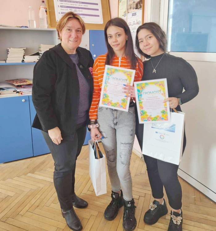 За пример! Ученици намериха и върнаха изгубен телефон