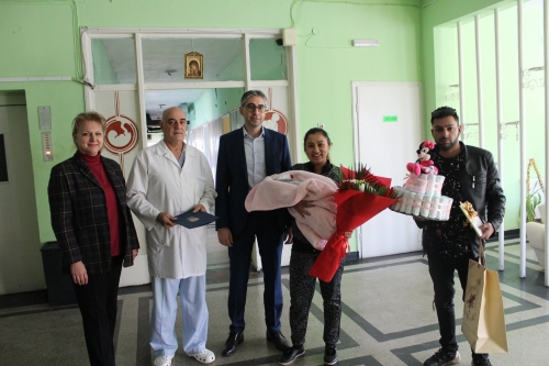 Кмет даде подаръци на първото бебе в Кнежа