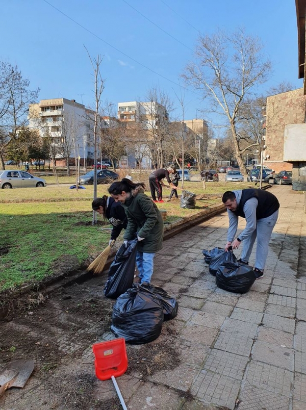 Ентусиасти изчистиха около блока си в Козлодуй