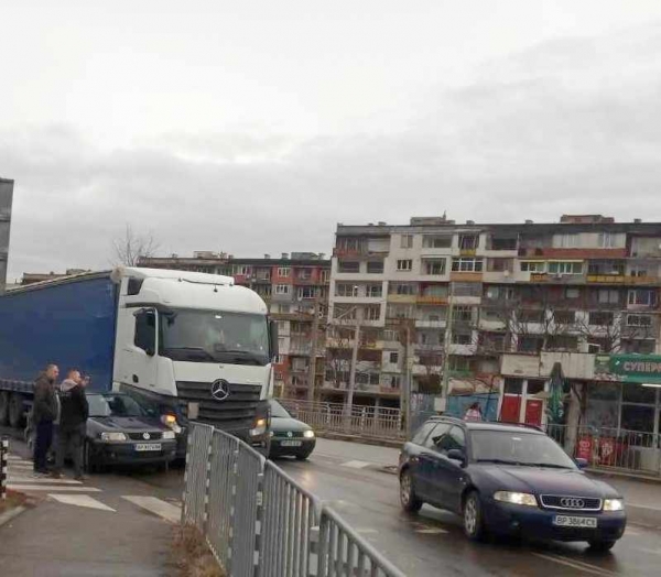 Катастрофа блокира булевард във Враца