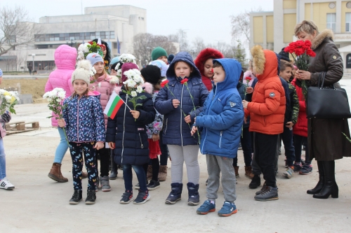 Поднесоха венци и цветя пред паметника на Левски в Козлодуй