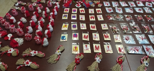 Подпомагат с продажба на мартеници лечението на младеж от Криводол