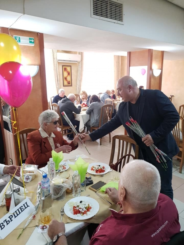 Кмет подари цветя на дами във Вършец