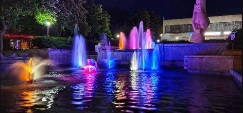 Грейнаха светлините на градския фонтан в Мездра 