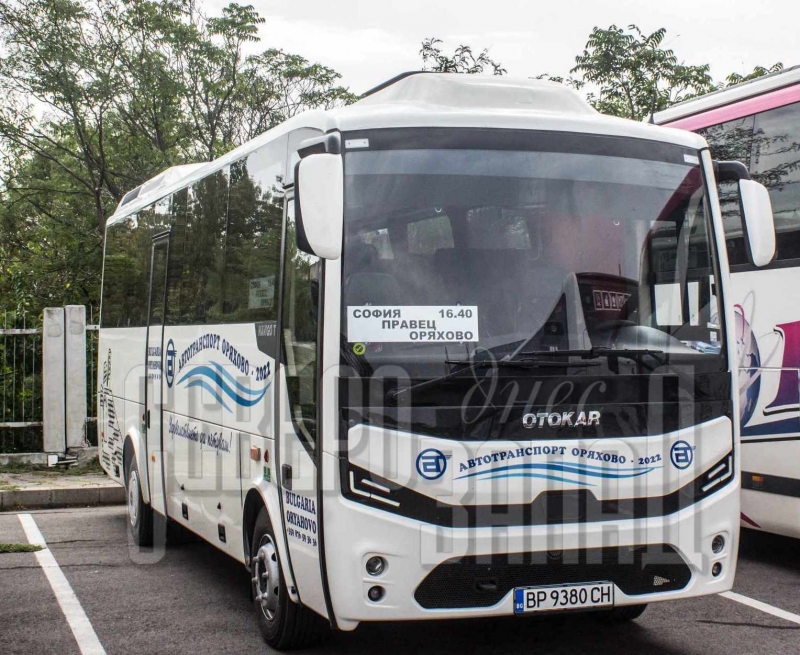 Комфортен автобус с повече места вози пътници до Оряхово