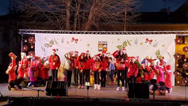 Стотици пяха и танцуваха на Коледния концерт на Община Мездра